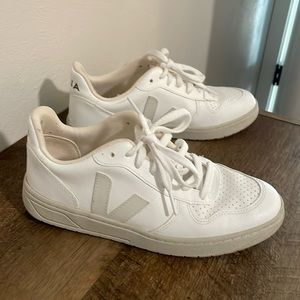 Veja women’s white sneakers US size 6